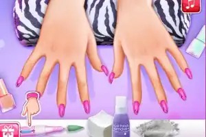 金发公主做美甲